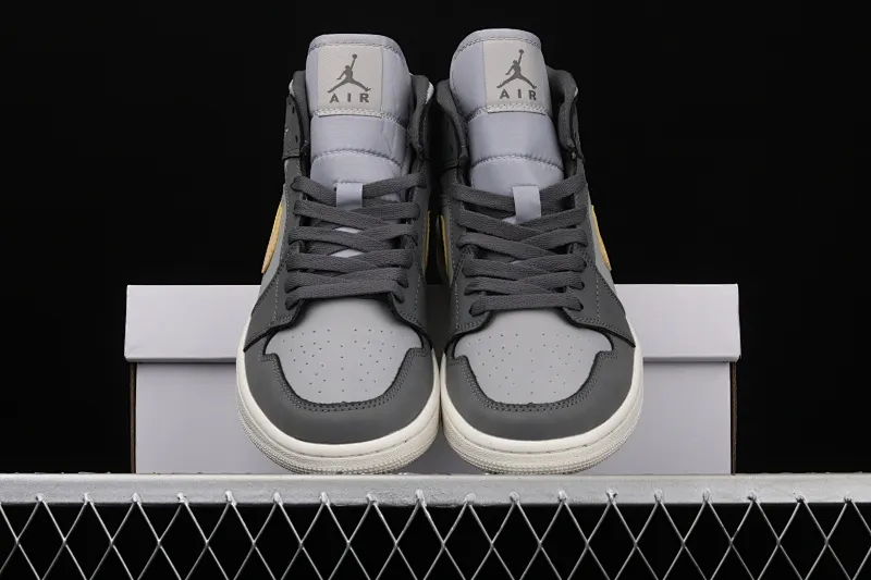 All Categories Air Jordan Jordan Series Basketball Shoes Air Jordan 1 Mid Special Price G Version Pure Original Air Jordan 1 Mid AJ1 Joe 1 Gray Pink China Basketball Shoes BQ6472-020